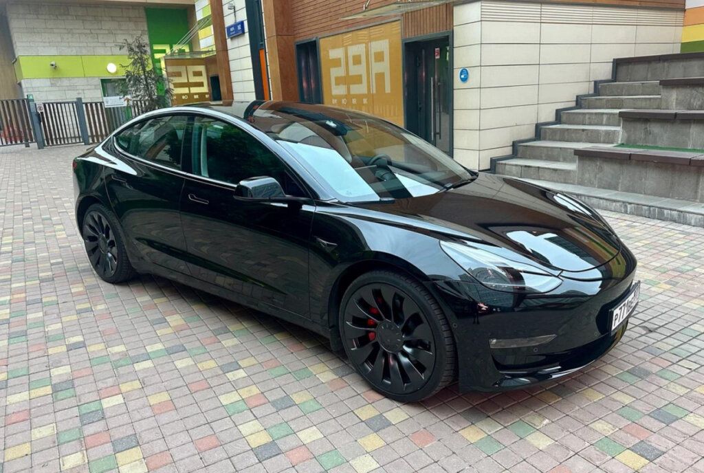«Сиденья обшиты дермантином»: отзыв владельца электрокара Tesla Model 3