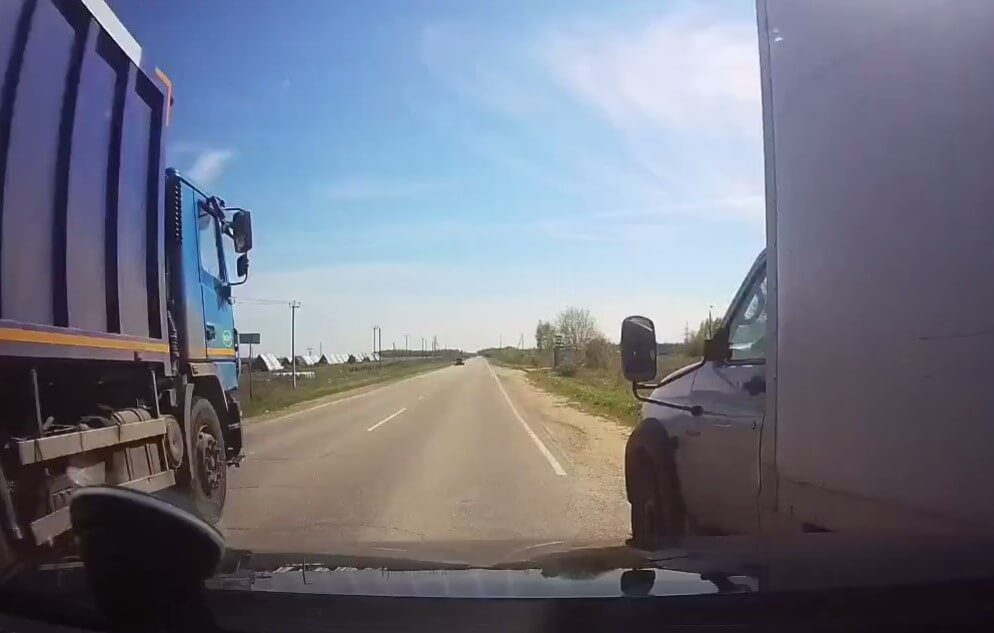 ДТП в Тульской области: водитель мусоровоза спровоцировал аварию, после чего уехал
