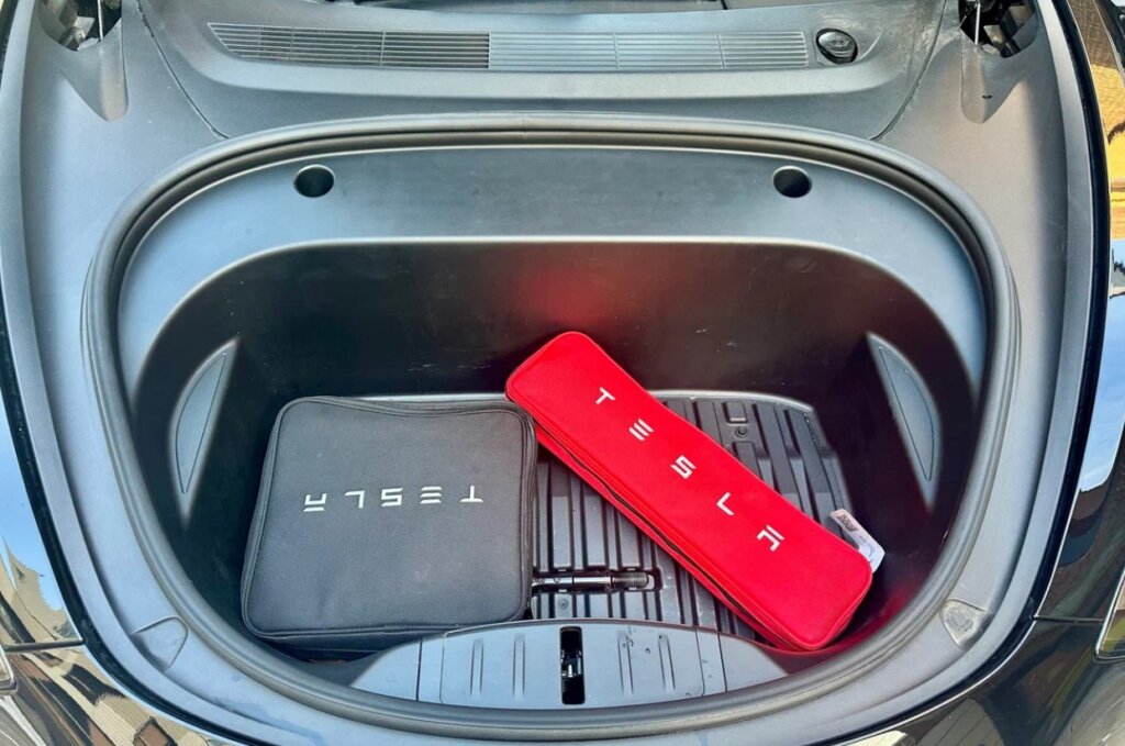 «Сиденья обшиты дермантином»: отзыв владельца электрокара Tesla Model 3