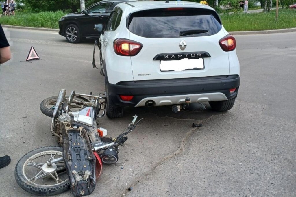 В Вологде подросток на мопеде двигался по встречной полосе и столкнулся с автомобилем