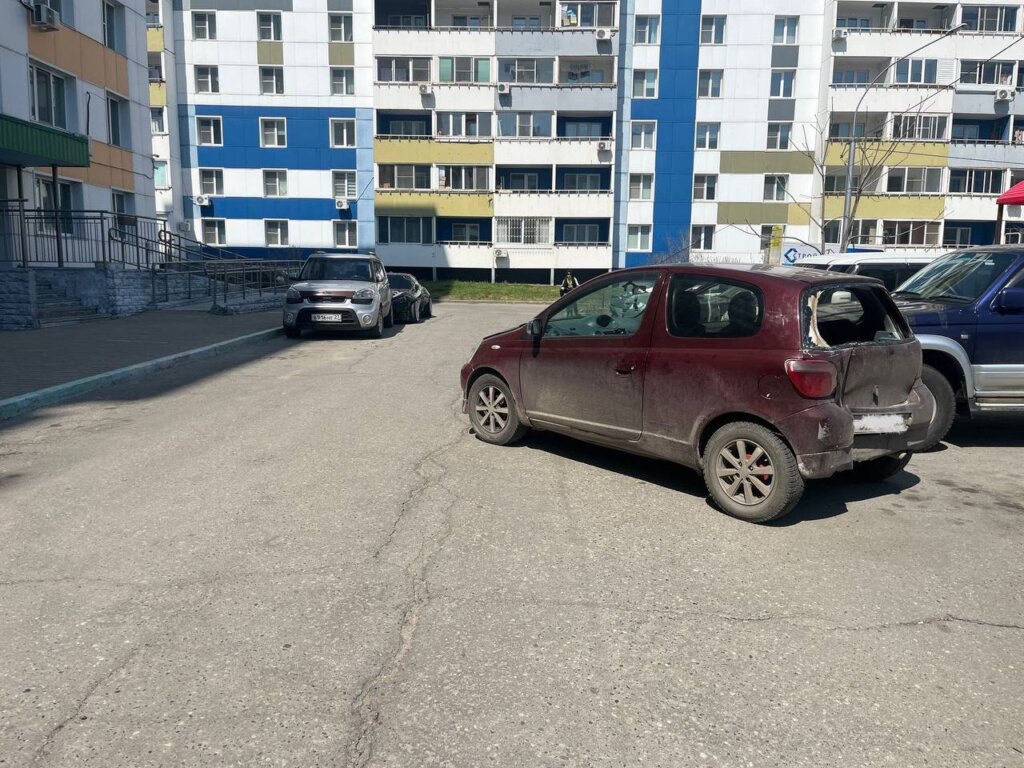 В Хабаровске пьяная женщина разбила во дворе несколько машин