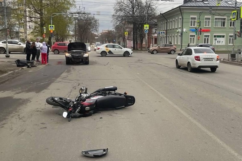 В Вологде байкерша не уступила дорогу автомобилю и оказалась в больнице