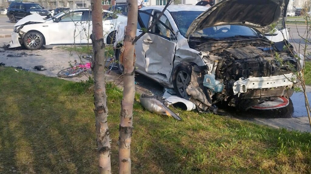 Момент ДТП в Новом Уренгое: автомобиль выехал на тротуар и сбил ребенка на велосипеде