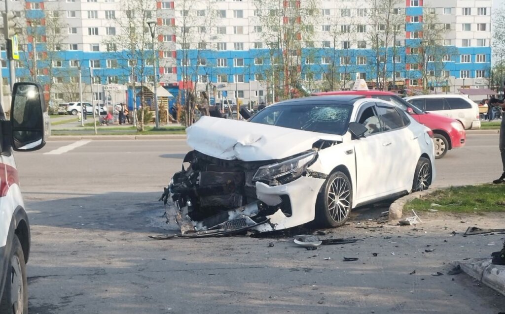 Момент ДТП в Новом Уренгое: автомобиль выехал на тротуар и сбил ребенка на велосипеде