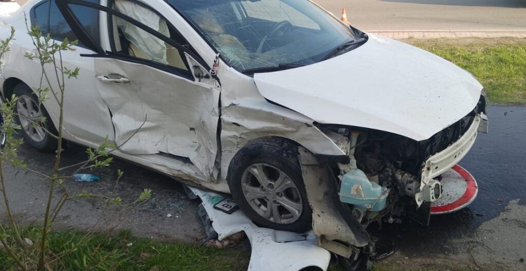 Момент ДТП в Новом Уренгое: автомобиль выехал на тротуар и сбил ребенка на велосипеде