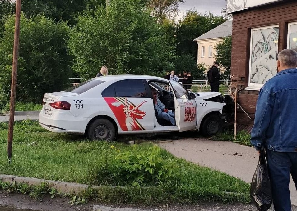 В Челябинской области пьяная таксистка врезалась в шаурмичную