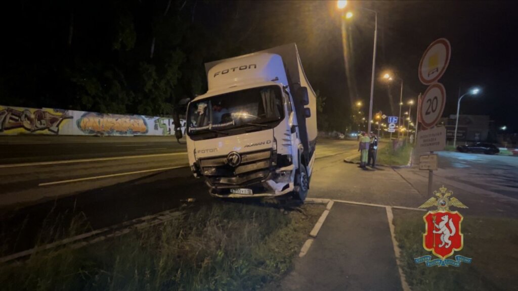 В Екатеринбурге пьяный водитель грузовика таранил и крушил автомобили