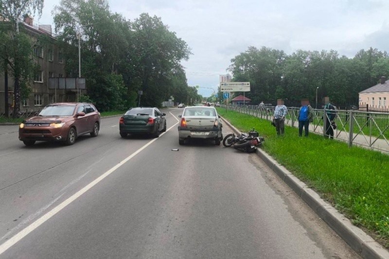 «Не выдержал безопасную дистанцию»: мотоцикл и легковой автомобиль столкнулись в Череповце