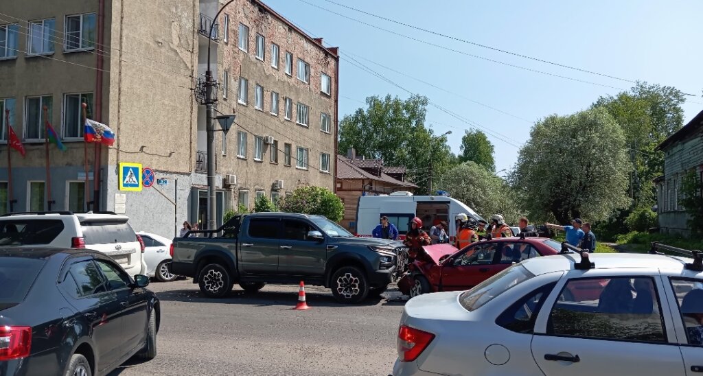 Момент лобового столкновения в Сортавале: водитель пикапа выехал на встречную и устроил ДТП