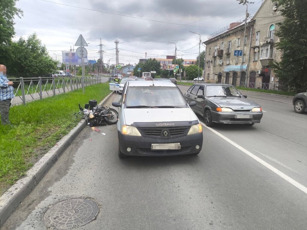 «Не выдержал безопасную дистанцию»: мотоцикл и легковой автомобиль столкнулись в Череповце
