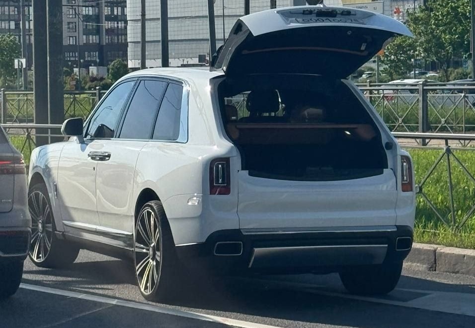 В Петербурге «Роллс-Ройс» разворачивался через сплошную и дважды переехал мотоциклиста