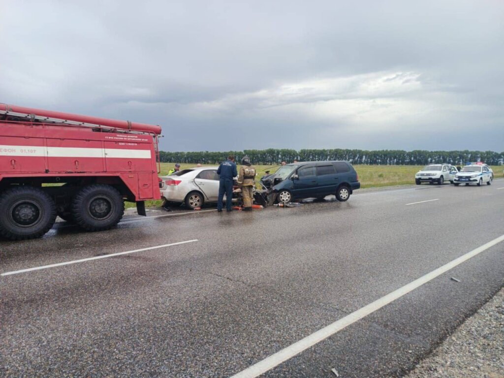 Kia и Honda лоб в лоб столкнулись на алтайской трассе: погибли 6 человек
