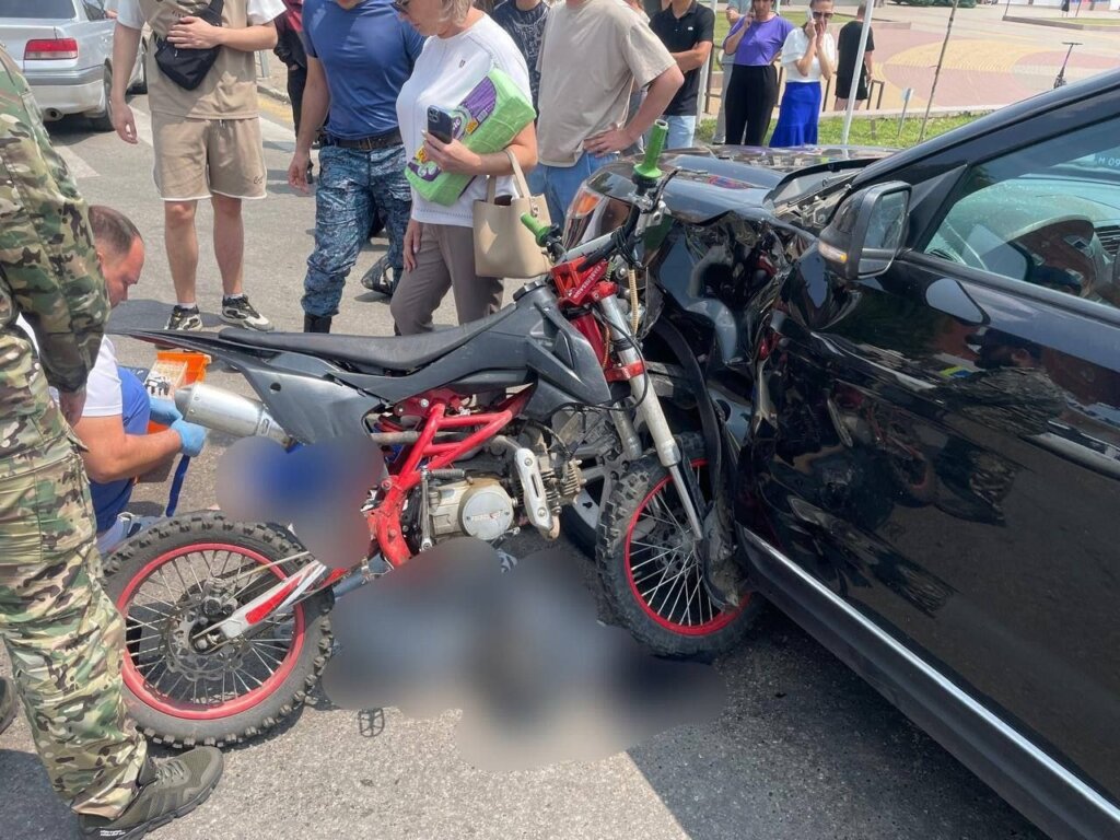 На Кубани водитель автомобиля не уступил дорогу питбайку: трое подростков оказались в больнице