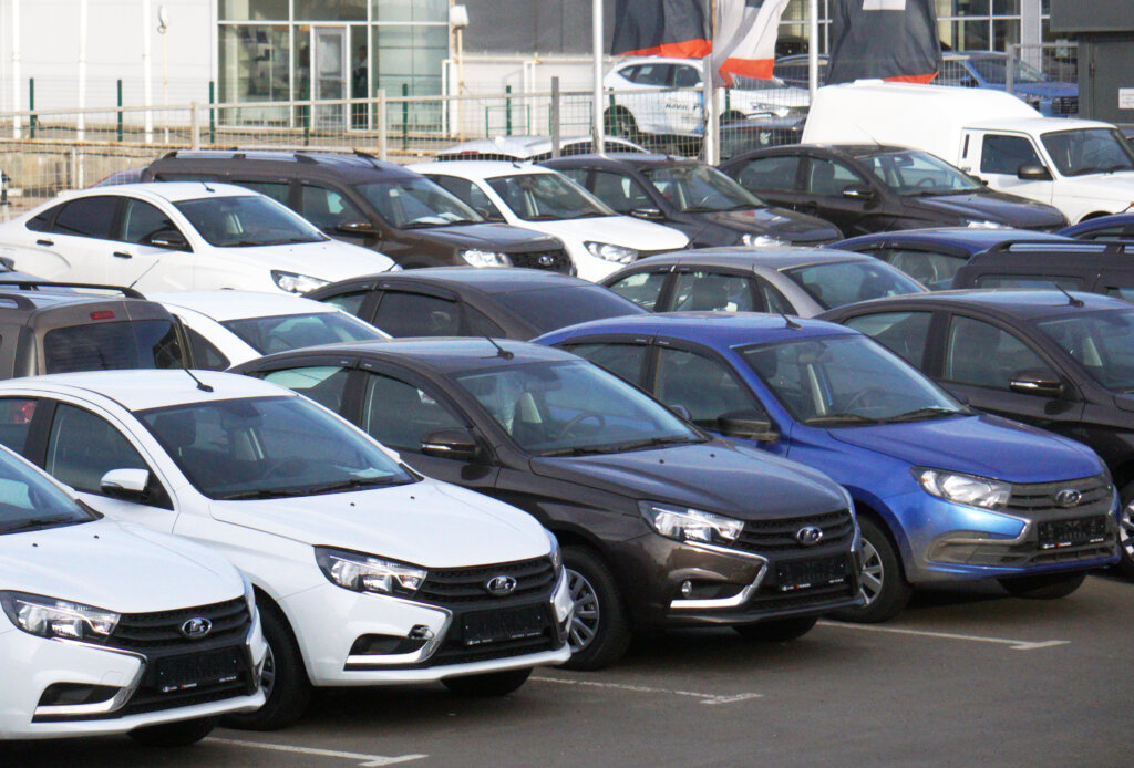 Кризис перепроизводства: в России склады ломятся от переизбытка автомобилей