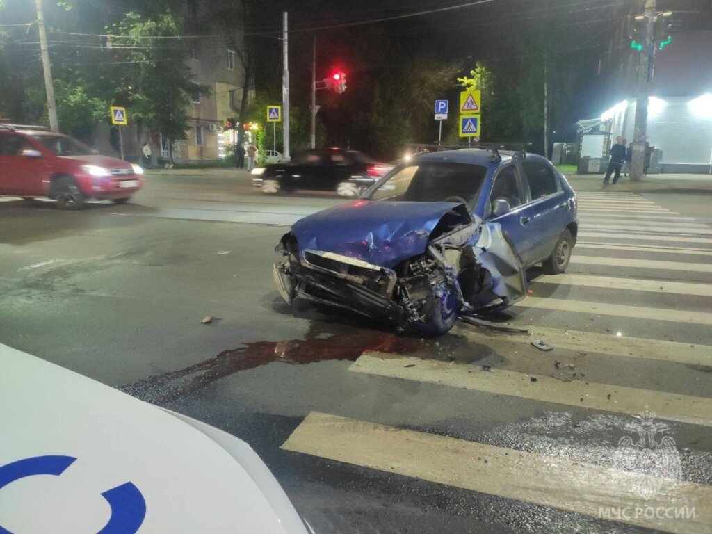 Автомобиль врезался в остановку с людьми в результате ДТП в Нижнем Новгороде