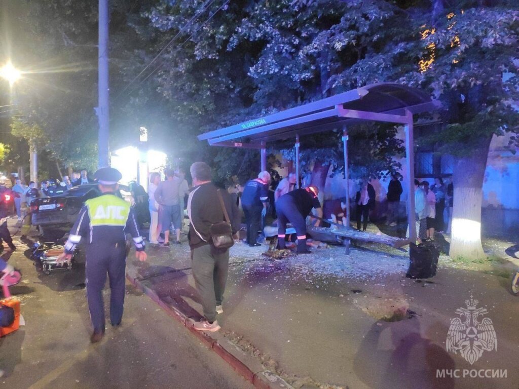 Автомобиль врезался в остановку с людьми в результате ДТП в Нижнем Новгороде