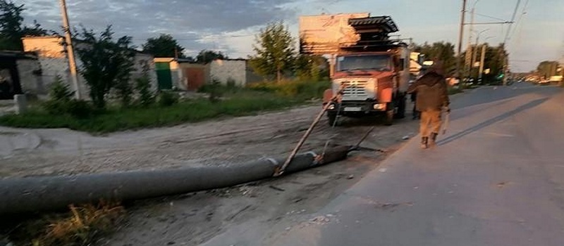 Момент ДТП в Коврове: легковой автомобиль врезался в два столба и стоящую «Газель»