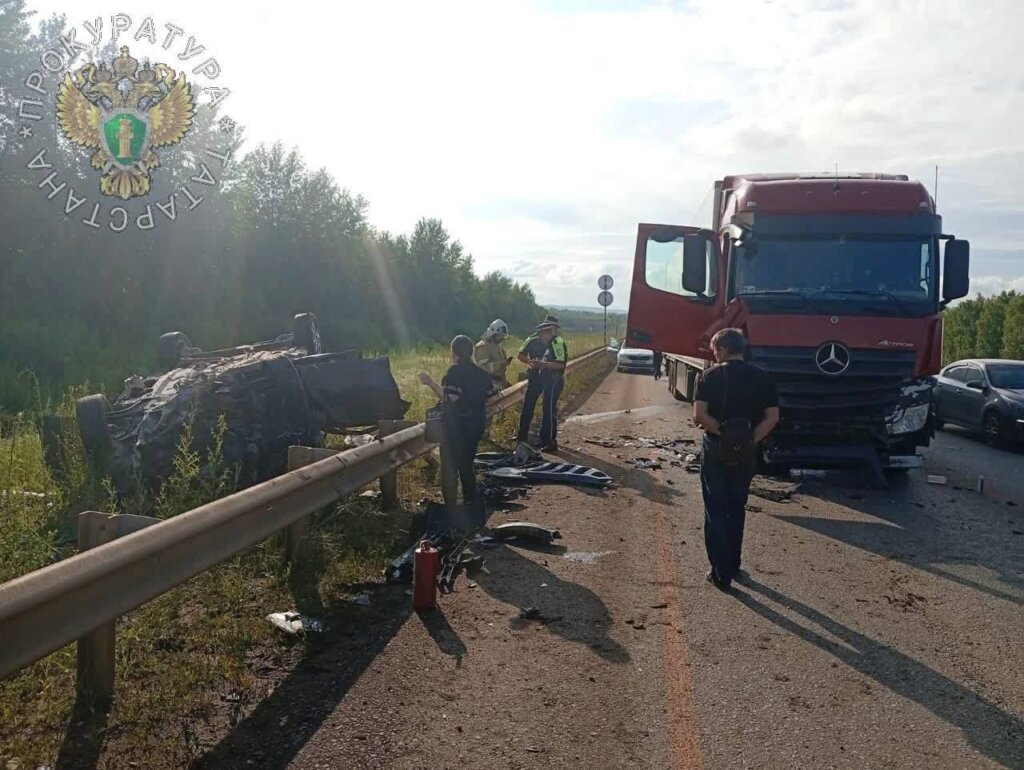 Видеорегистратор запечатлел момент ДТП на трассе М-7 в Татарстане