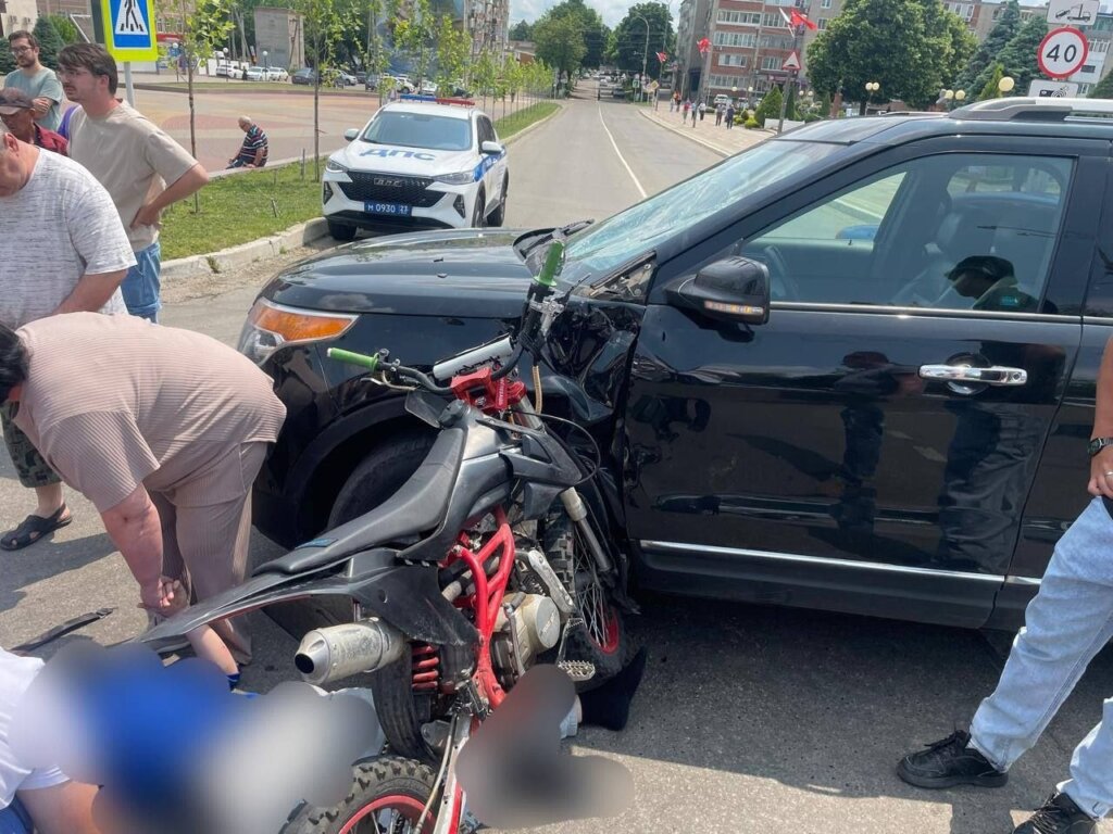 На Кубани водитель автомобиля не уступил дорогу питбайку: трое подростков оказались в больнице
