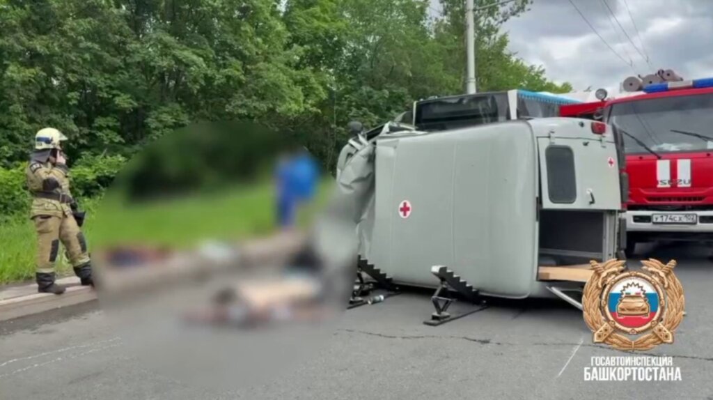 Видеорегистратор запечатлел момент столкновения УАЗа и автобуса на улице Сипайловской в Уфе