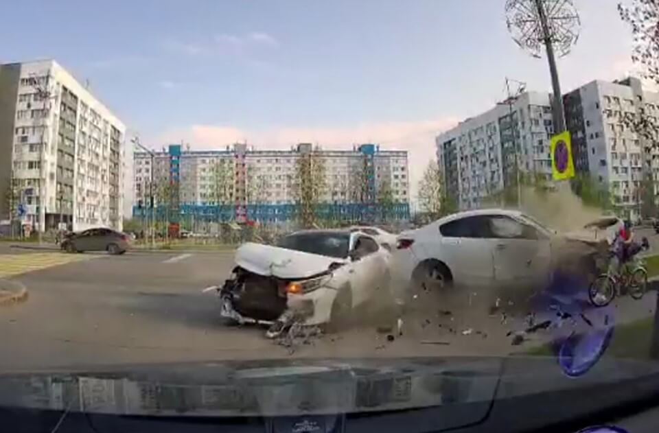 Момент ДТП в Новом Уренгое: автомобиль выехал на тротуар и сбил ребенка на велосипеде