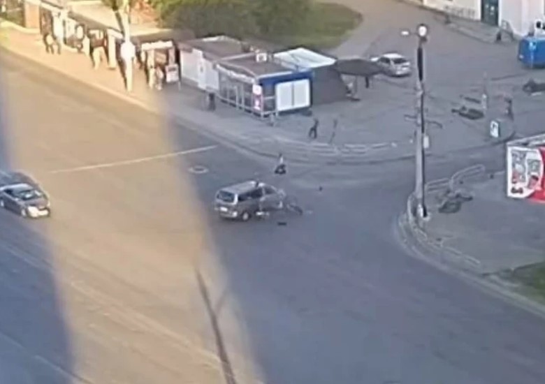 Автомобиль и мотоцикл столкнулись на перекрестке в Челябинске