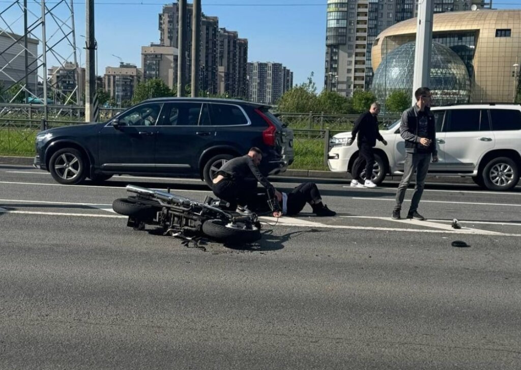В Петербурге «Роллс-Ройс» разворачивался через сплошную и дважды переехал мотоциклиста