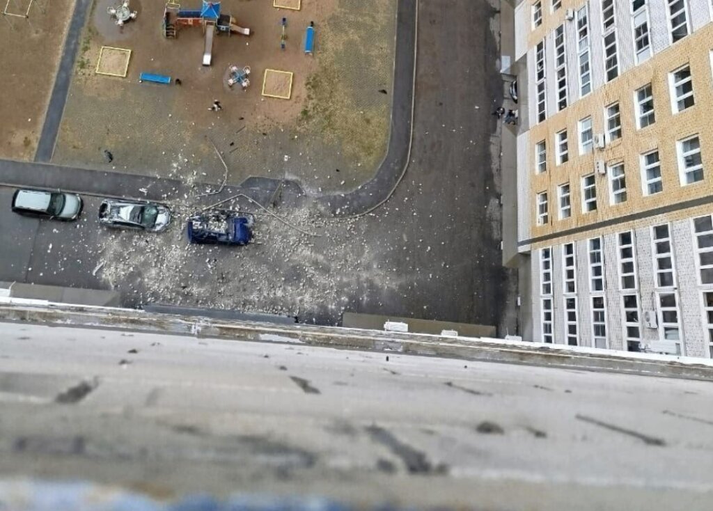 В Чебоксарах балкон обрушился на припаркованные автомобили