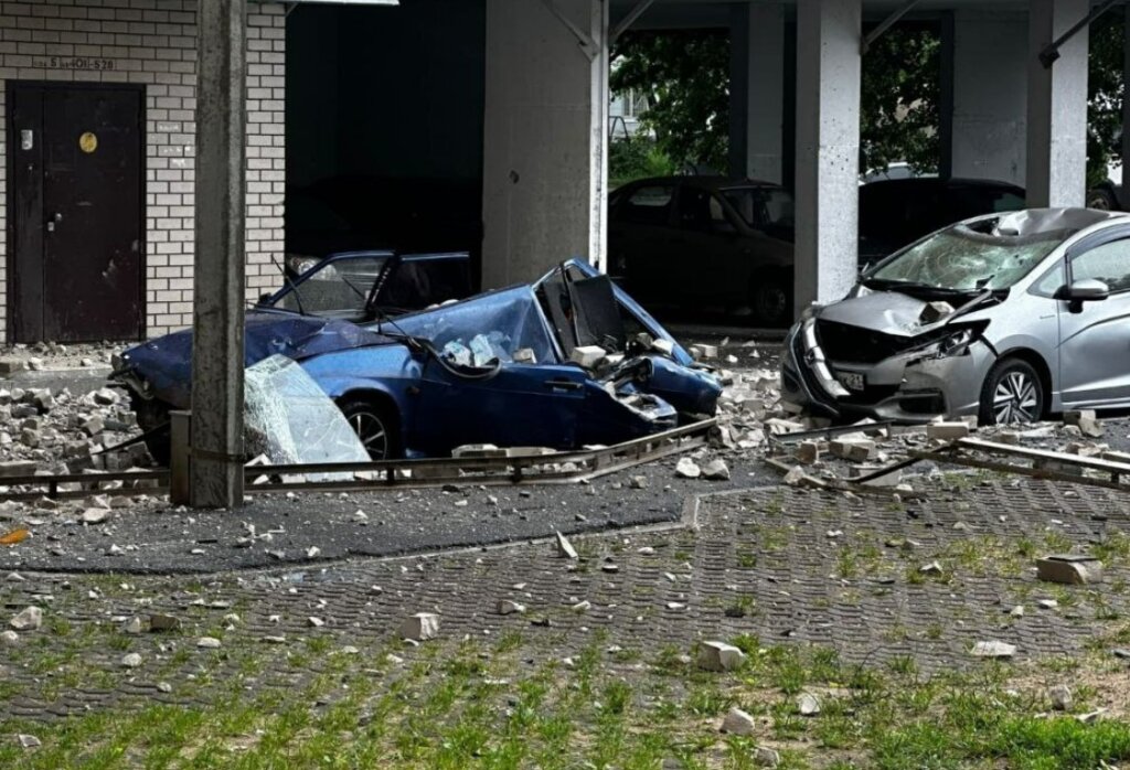 В Чебоксарах балкон обрушился на припаркованные автомобили