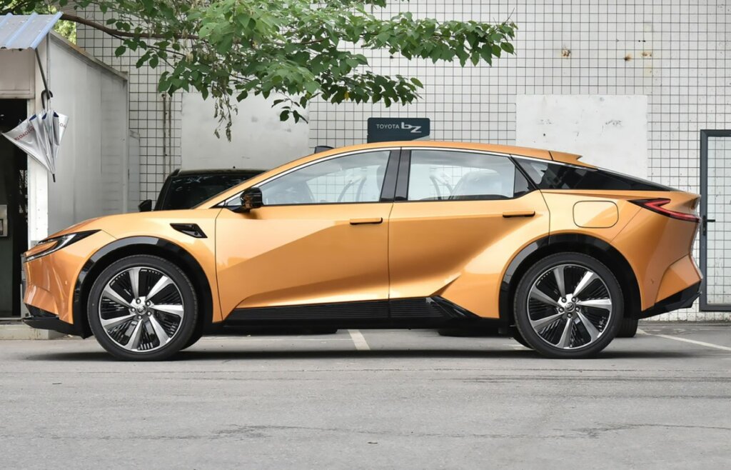 Представлен роскошный электрокар Toyota по цене Lada Vesta