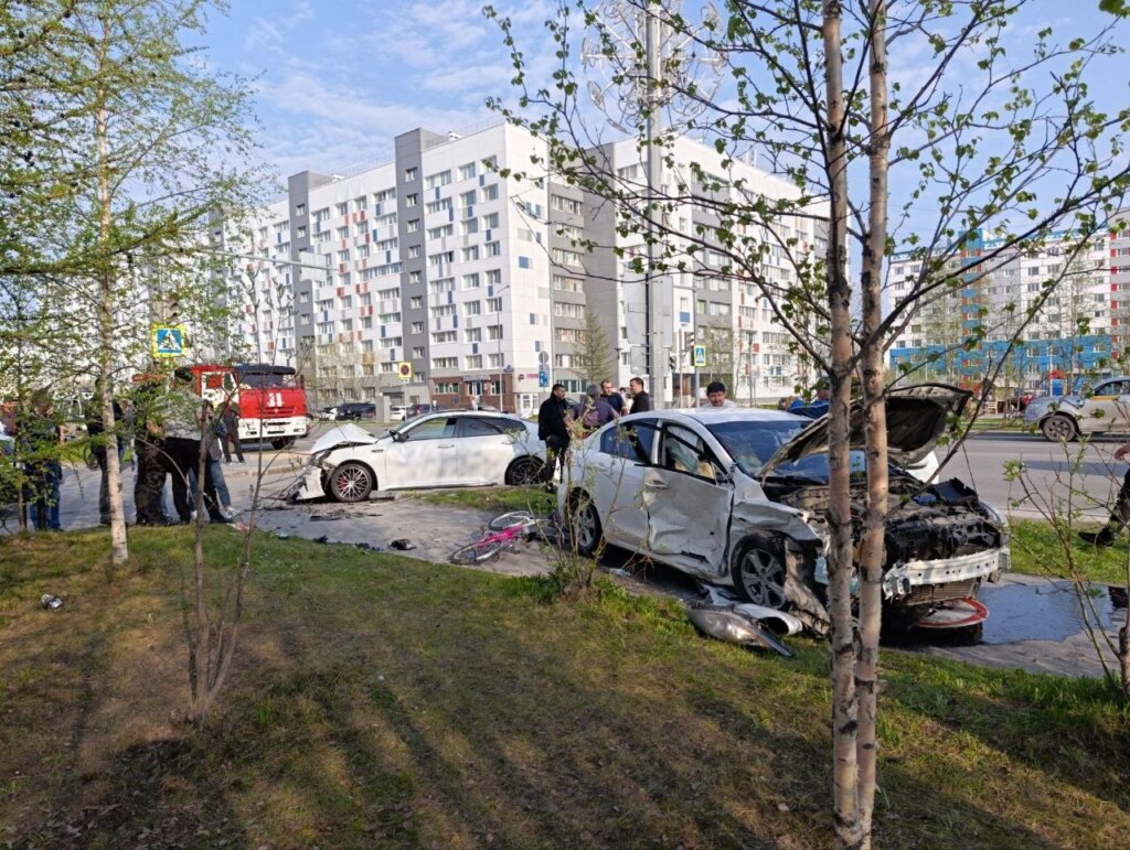 Момент ДТП в Новом Уренгое: автомобиль выехал на тротуар и сбил ребенка на велосипеде