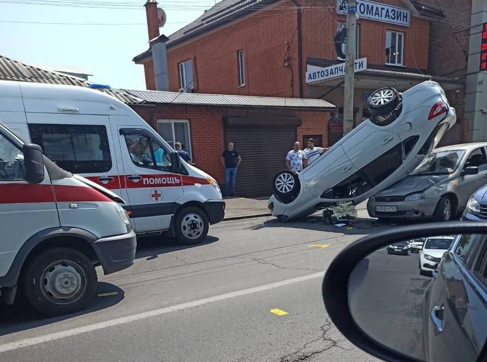 «Не уступила дорогу»: «Лада» перевернулась в результате ДТП в Ростове-на-Дону