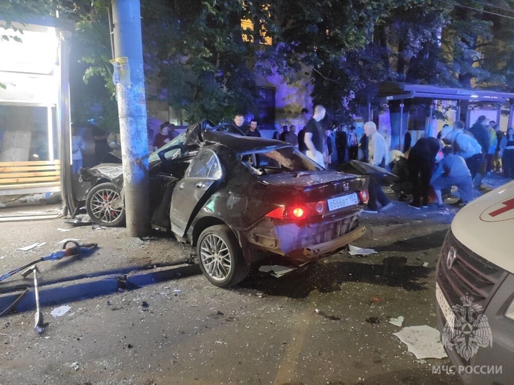 Автомобиль врезался в остановку с людьми в результате ДТП в Нижнем Новгороде