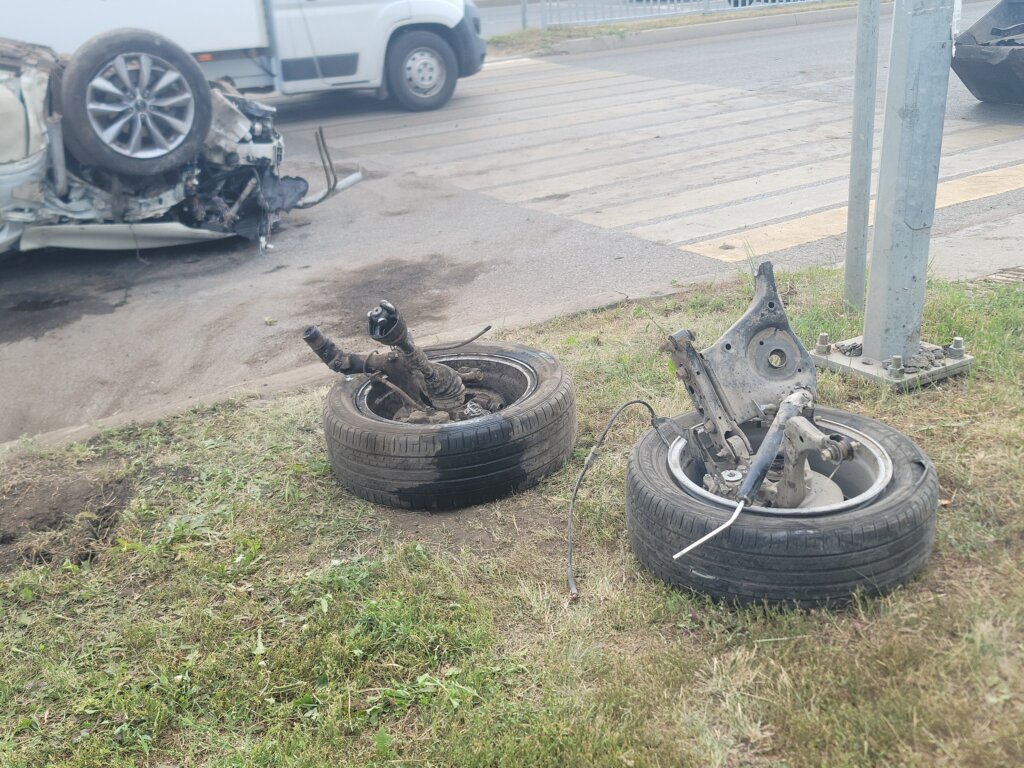 В Набережных Челнах Infiniti QX50 снёс ограждение, врезался в столб и перевернулся