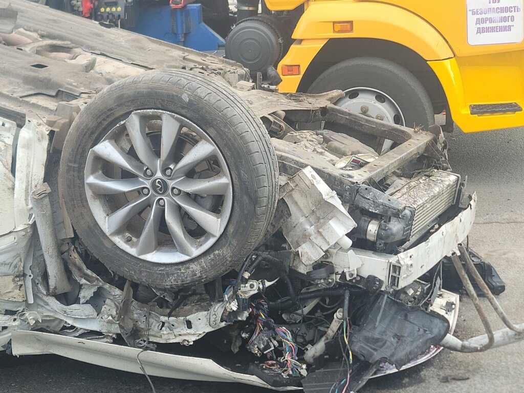 В Набережных Челнах Infiniti QX50 снёс ограждение, врезался в столб и перевернулся