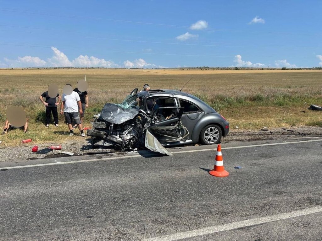 Момент ДТП в Крыму: девушка на «Жуке» совершала обгон и столкнулась со встречным автомобилем