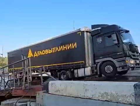 «Когда сроки горят»: в Воронежской области отчаянный дальнобойщик взял штурмом понтонный мост