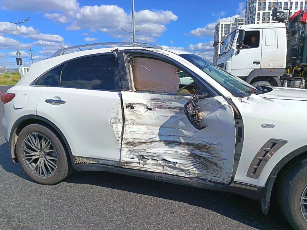 Автомобиль Infiniti и питбайк столкнулись на перекрестке в Тюмени