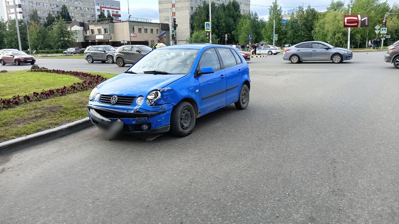 Автомобиль перевернулся в результате ДТП на перекрестке в Сургуте