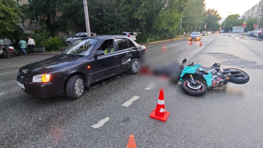 Мотоциклист погиб под колесами автомобиля в Екатеринбурге