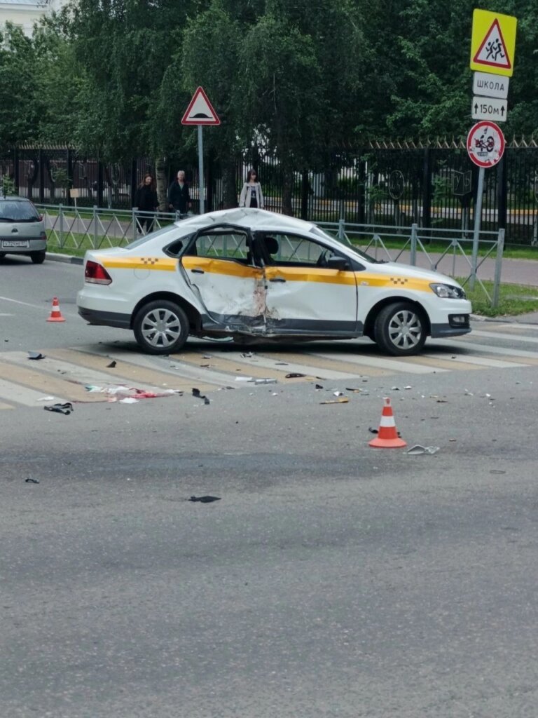 Такси и мотоцикл столкнулись на перекрестке в Подмосковье