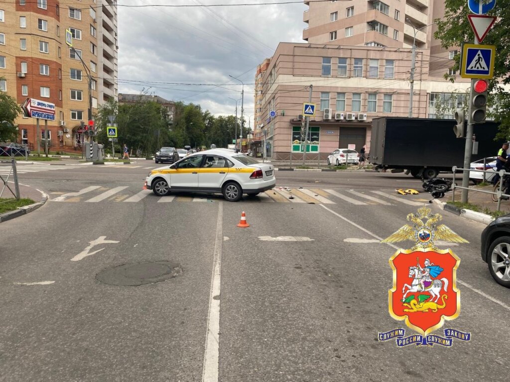Такси и мотоцикл столкнулись на перекрестке в Подмосковье