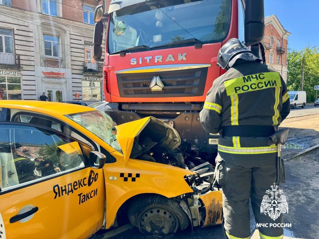В Твери девочка выбежала на дорогу и спровоцировала серьезное ДТП