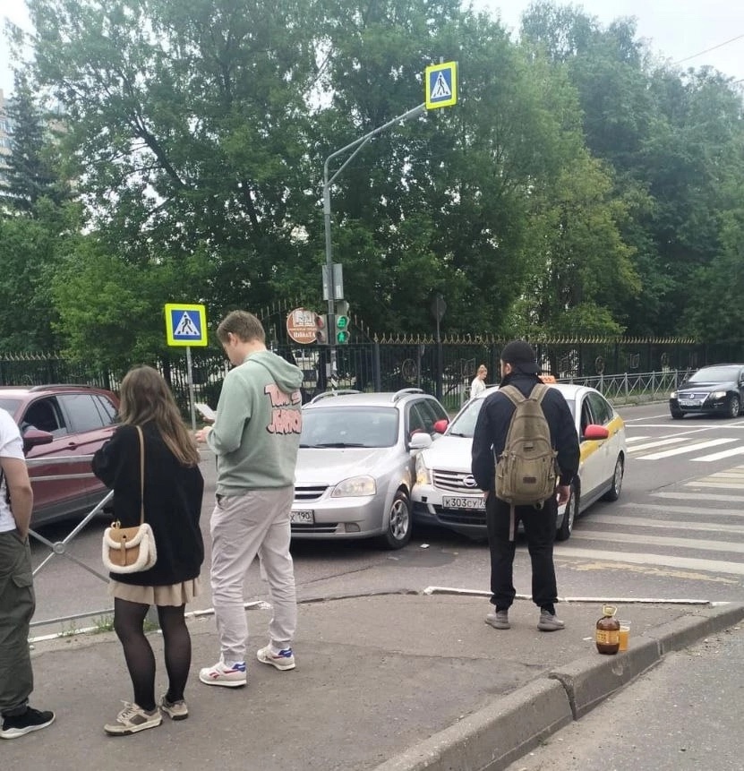 Такси и мотоцикл столкнулись на перекрестке в Подмосковье
