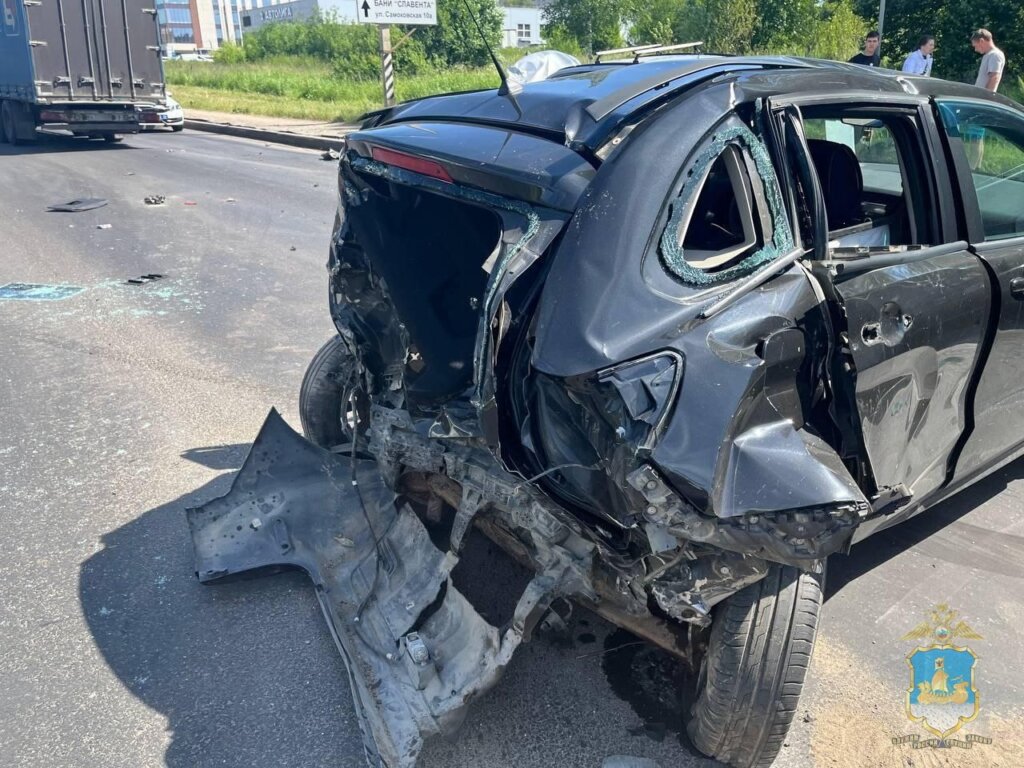 «Подлезла под фуру»: видеорегистратор запечатлел момент тройного ДТП в Костроме