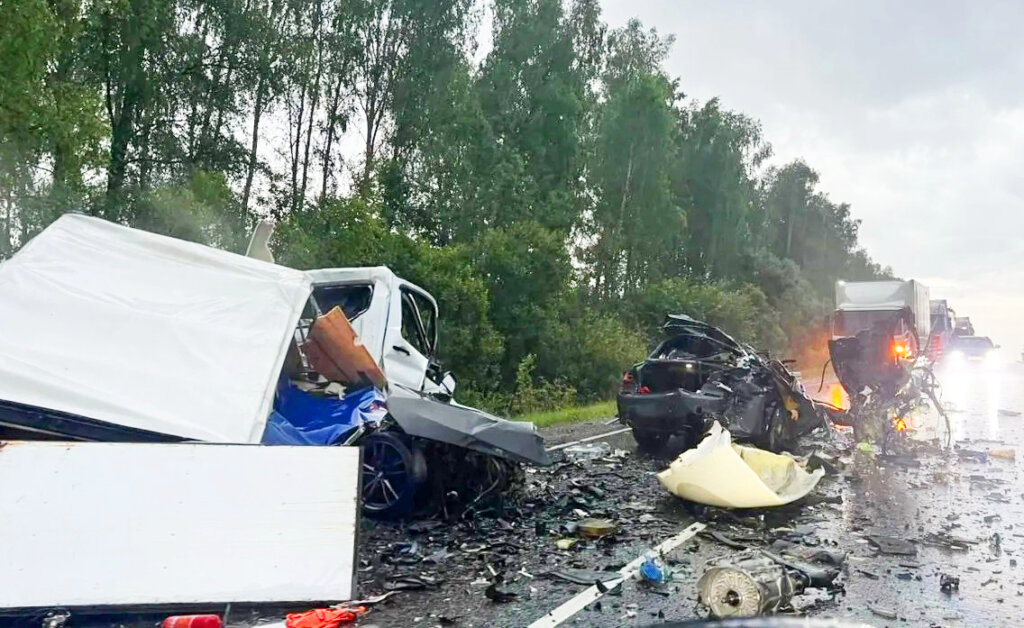 Автомобили буквально разорвало на части: BMW и Ford лоб в лоб столкнулись в Калужской области