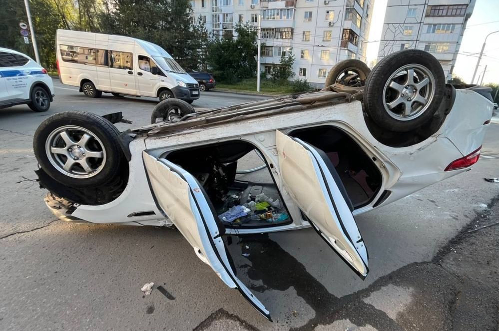 В Уфе пьяный водитель на автомобиле Kia Rio наехал на ограждение и перевернулся