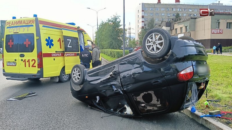 Автомобиль перевернулся в результате ДТП на перекрестке в Сургуте