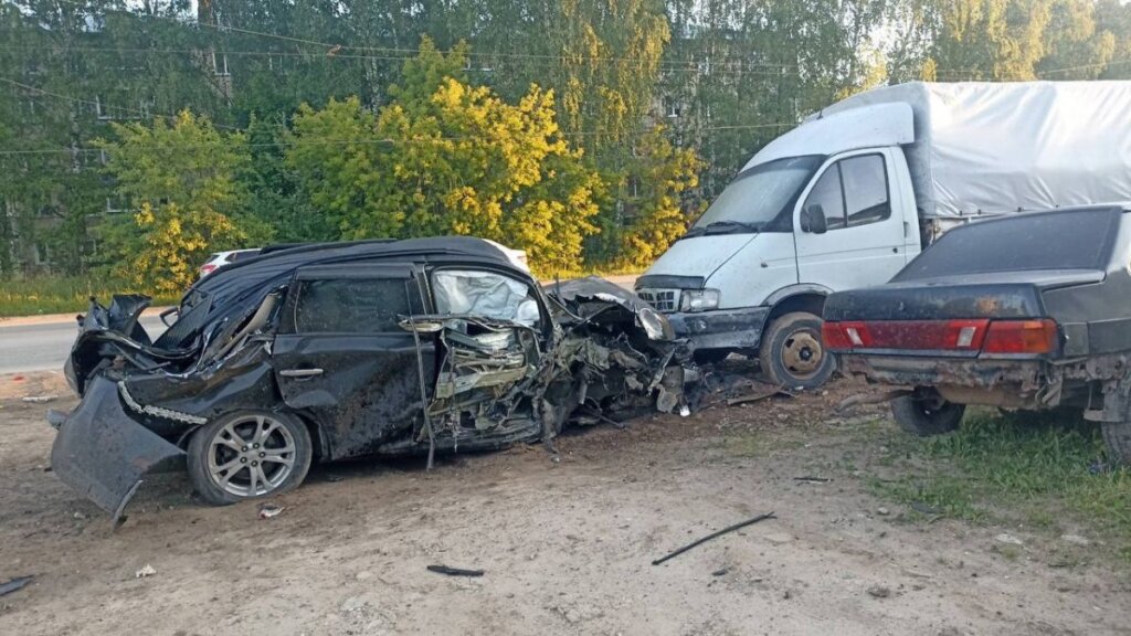 Момент ДТП в Коврове: легковой автомобиль врезался в два столба и стоящую «Газель»