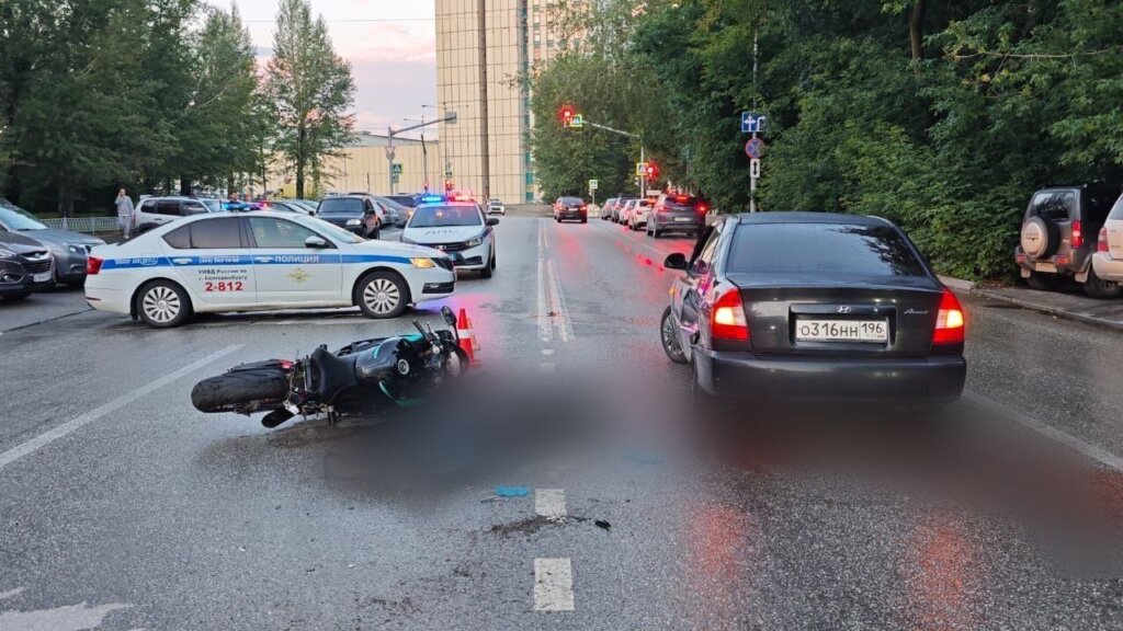 Мотоциклист погиб под колесами автомобиля в Екатеринбурге